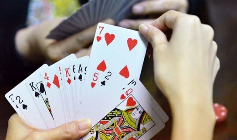 Lưu ý nào khi chơi đánh bài để hạn chế rủi ro?
